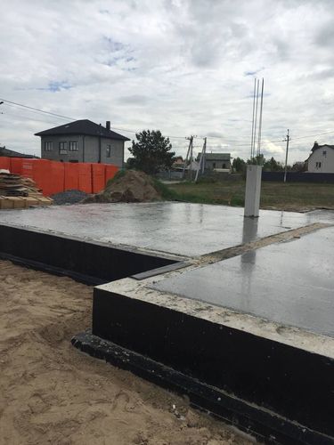 Frisch gegossene Bodenplatte